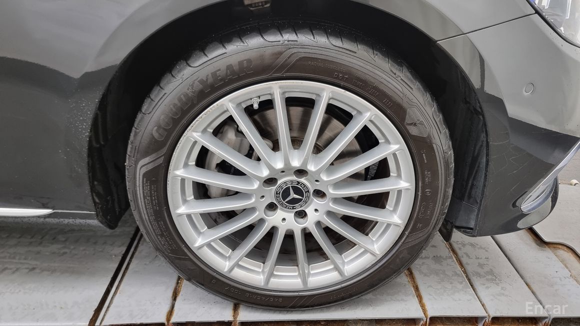 Mercedes-Benz E-Class - фото 4