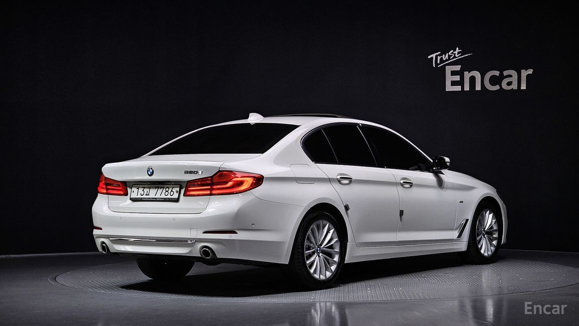 BMW 5 Series - фото 1
