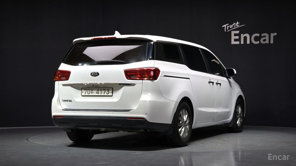 Kia Carnival - фото 1