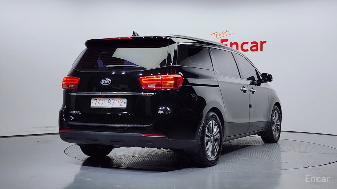 Kia Carnival - фото 1
