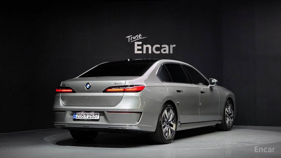 BMW 7 Series - фото 1