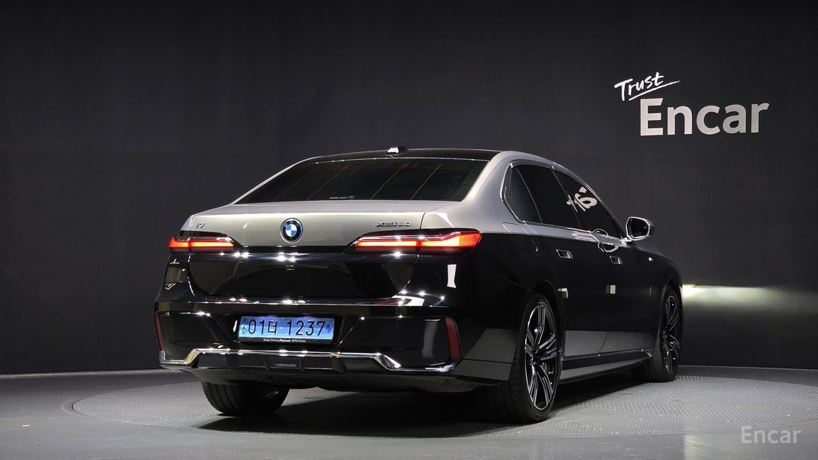 BMW i7 - фото 1