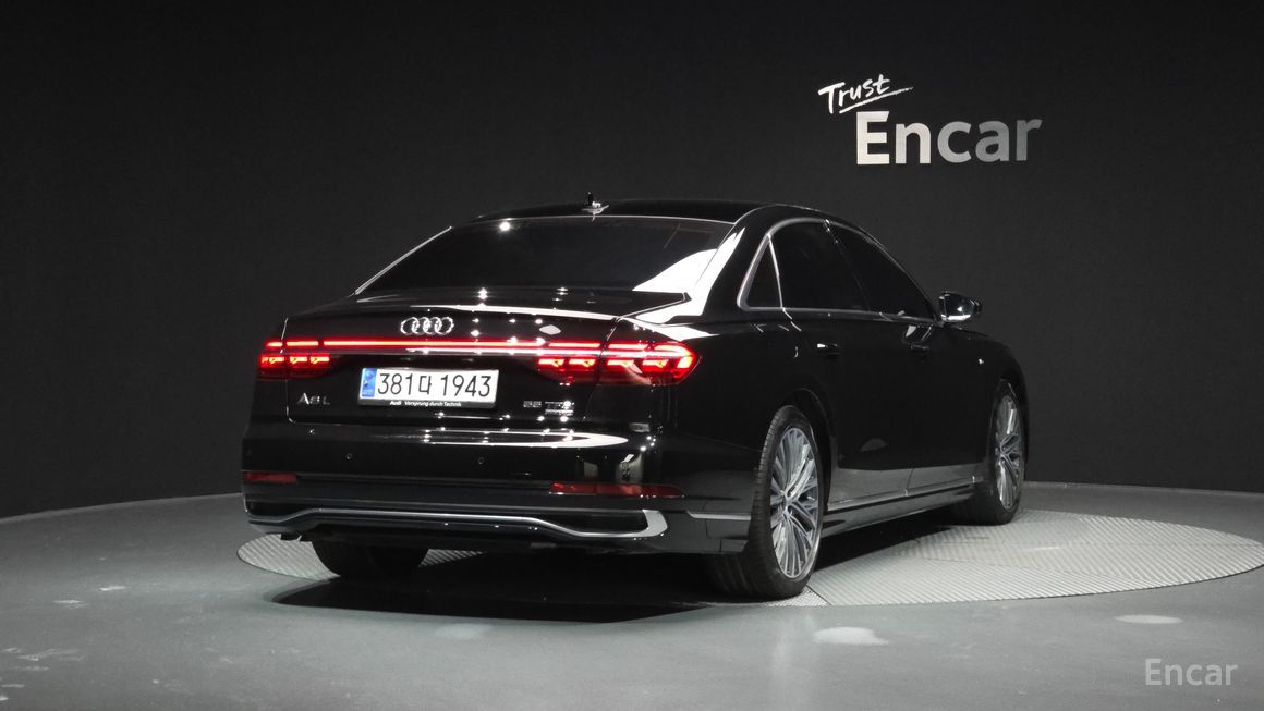Audi A8 - фото 1