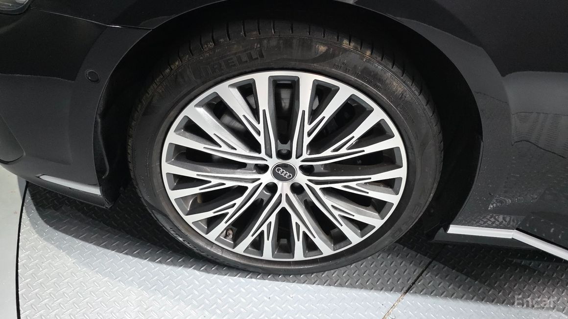 Audi A8 - фото 4