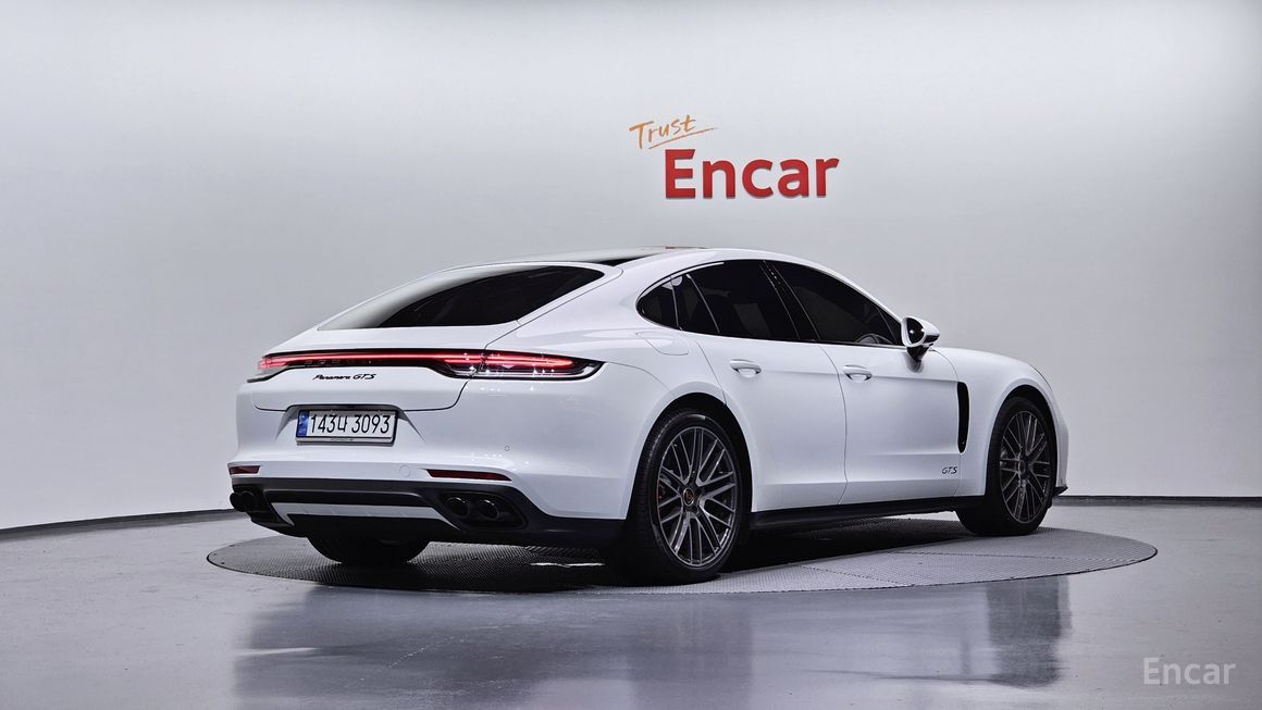 Porsche Panamera - фото 1