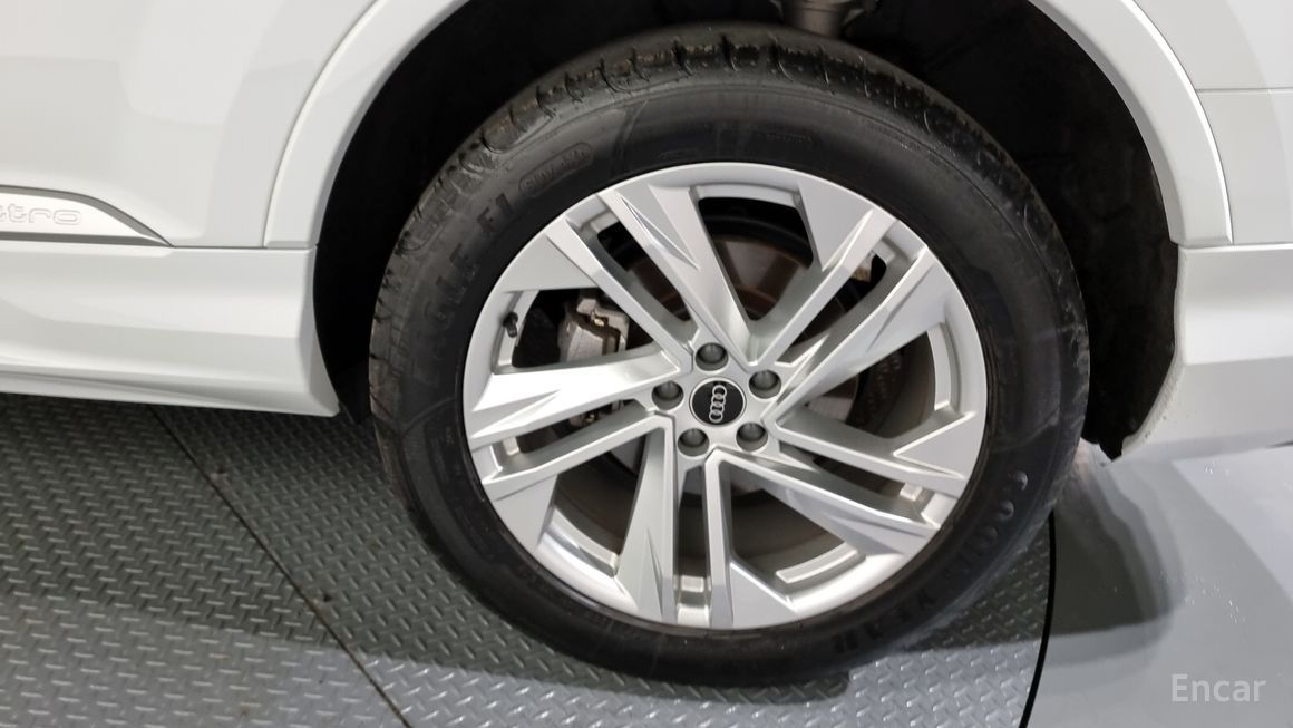 Audi Q7 - фото 4