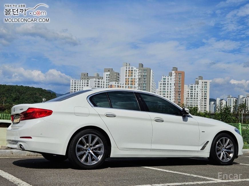 BMW 5 Series - фото 1