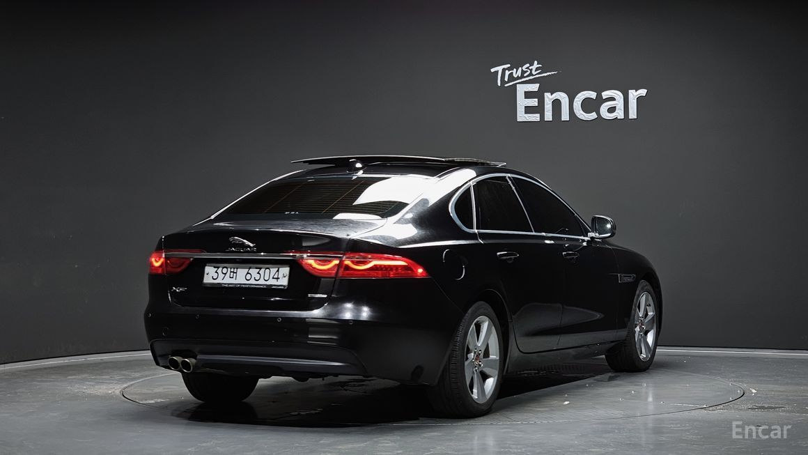 Jaguar XF - фото 1
