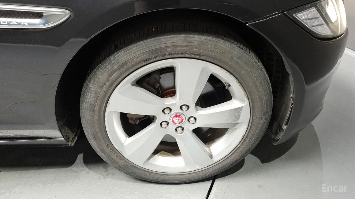 Jaguar XF - фото 4