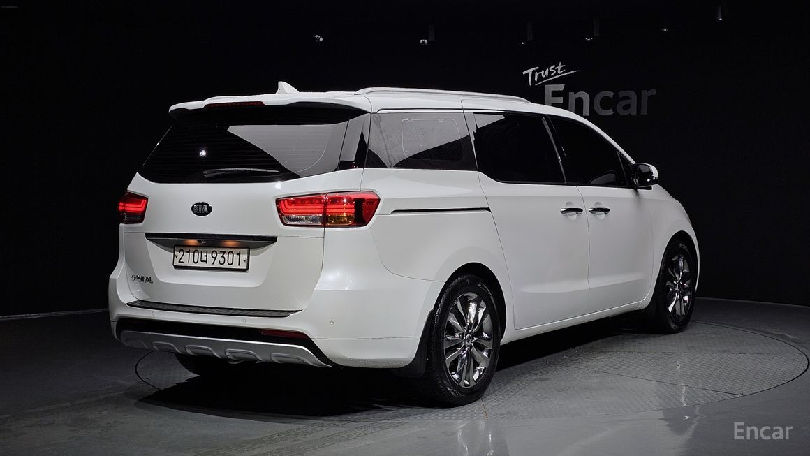 Kia Carnival - фото 1