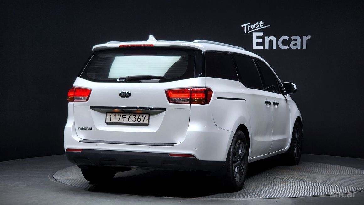 Kia Carnival - фото 1