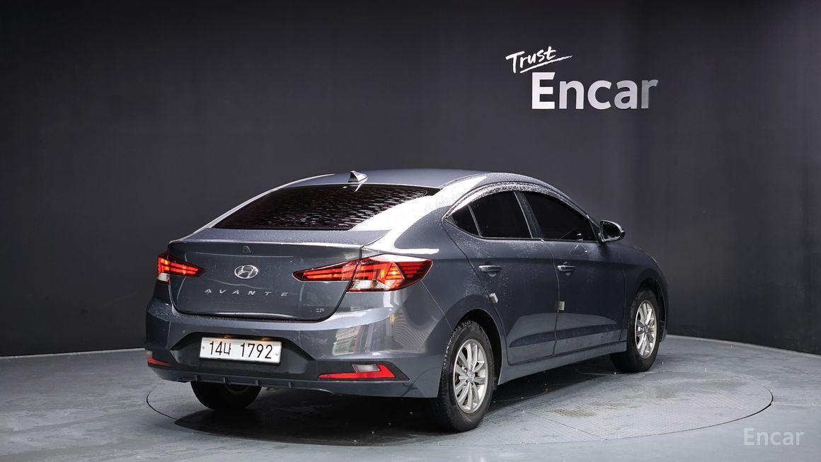 Hyundai Avante - фото 1