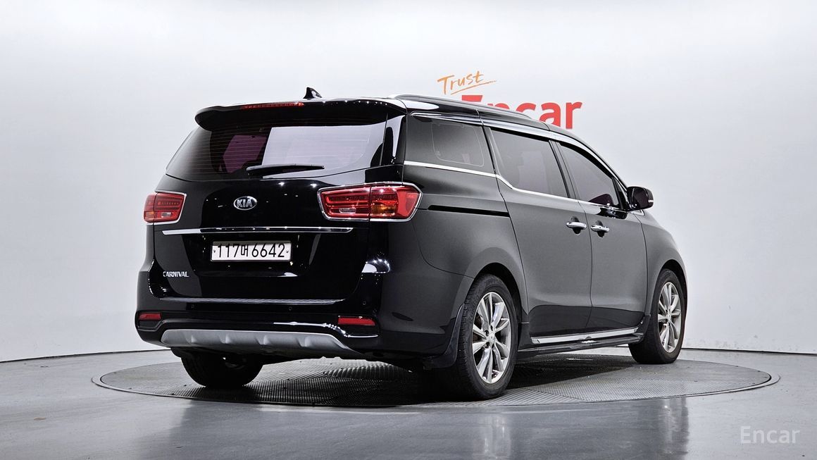 Kia Carnival - фото 1