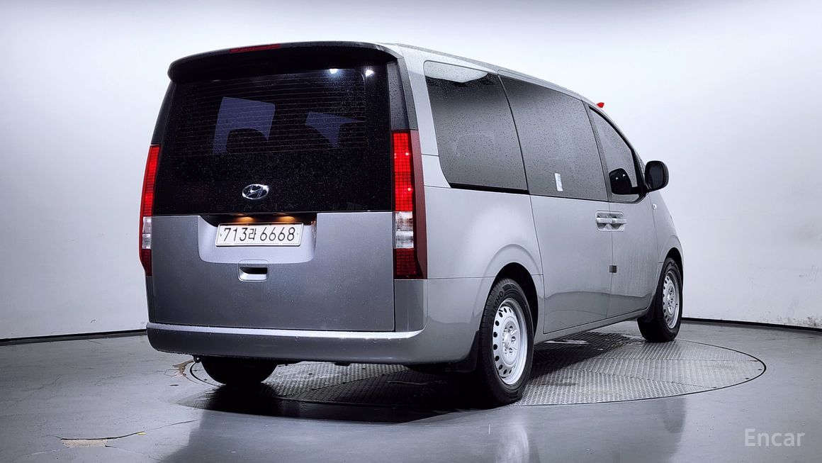 Hyundai Staria - фото 1