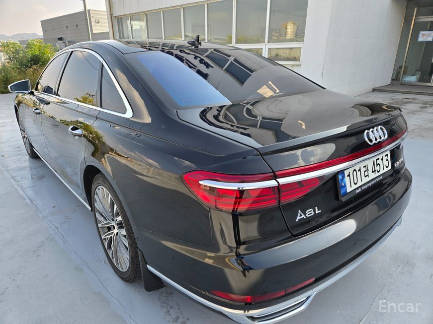 Audi A8 - фото 1