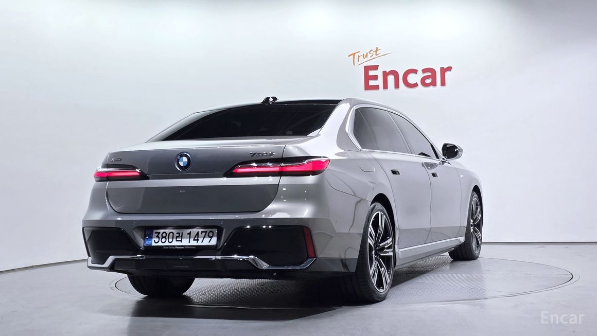 BMW 7 Series - фото 1