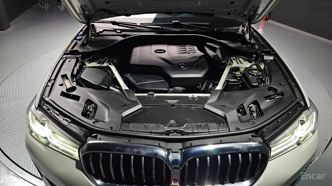 BMW 5 Series - фото 5