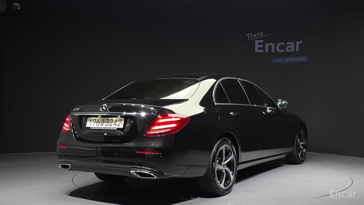 Mercedes-Benz E-Class - фото 1