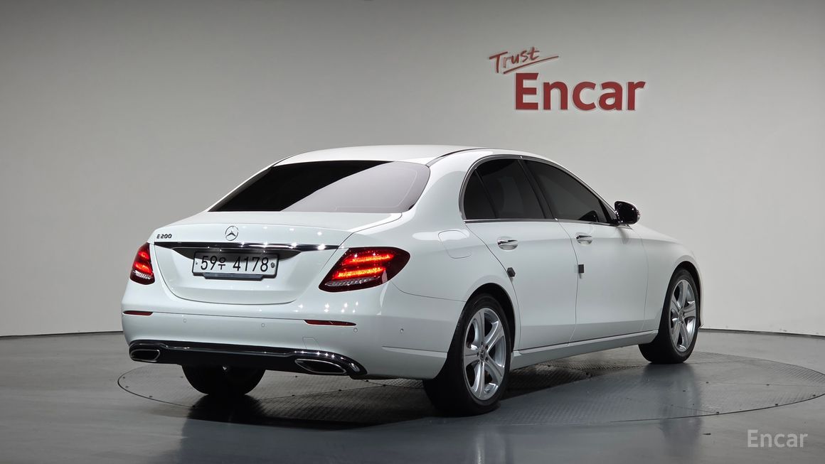 Mercedes-Benz E-Class - фото 1