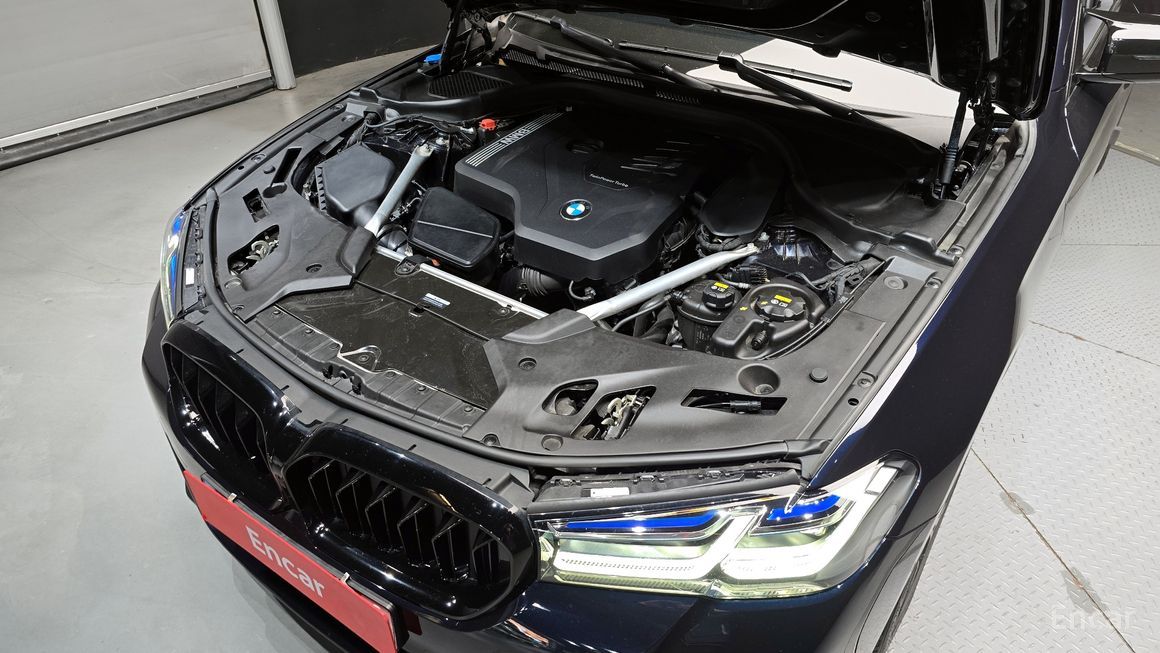 BMW 5 Series - фото 5