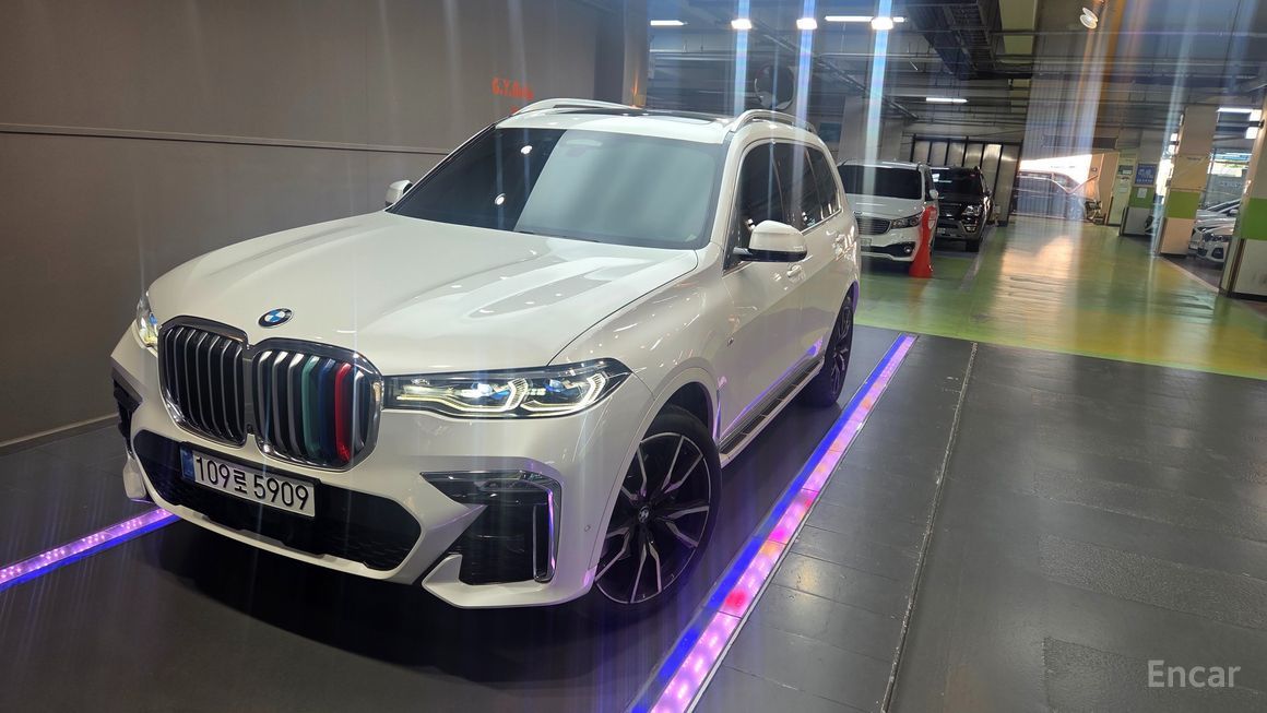 BMW X7 - фото 1