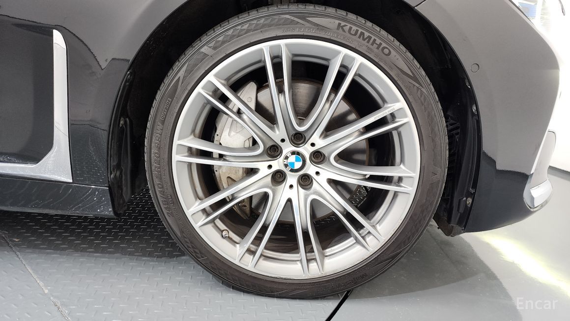 BMW 7 Series - фото 4