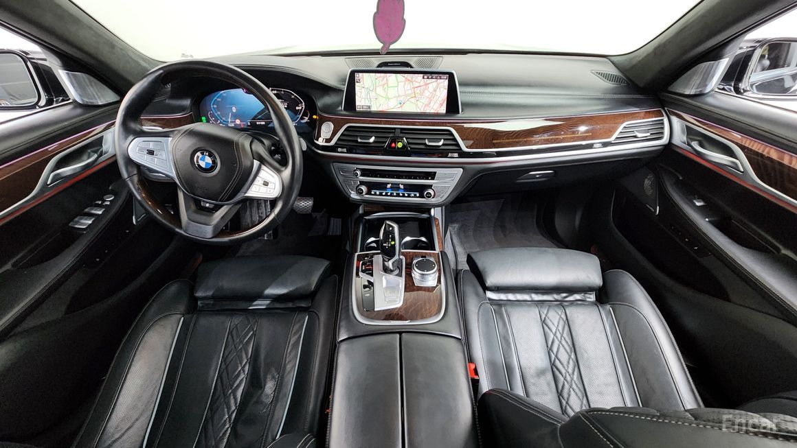BMW 7 Series - фото 6